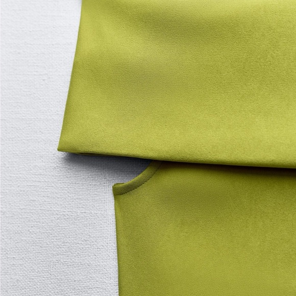 Off-the-shoulder Green Top - Picture 4 of 4